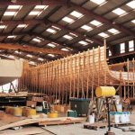 construction sur mesure d'un bateau sur chantier naval